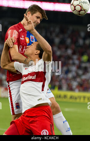 Curitiba, Brasilien. 03 Okt, 2017. Jago und Lenadro Damião bei Paraná Clube x Internacional RS, gleiches gilt für die 28. Runde der brasilianischen Meisterschaft Serie B, in der Arena da baixada in Curitiba, PR statt. Credit: Reinaldo Reginato/FotoArena/Alamy leben Nachrichten Stockfoto