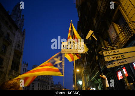 Barcelona, Spanien. 3. Oktober. die Demonstranten protestieren gegen die spanische Regierung und das Verhalten der Polizei während der katalanischen Referendums, am 1. Oktober, während des Generalstreiks, die weit gefolgt wurde. Credit: laia Ros padulles/alamy leben Nachrichten Stockfoto