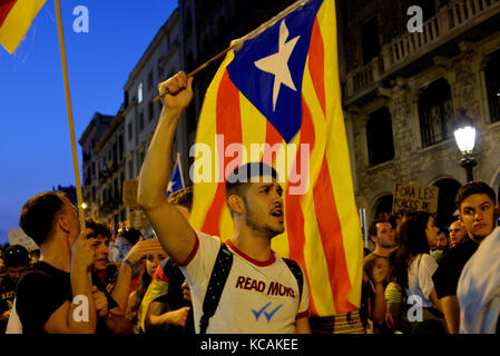 Barcelona, Spanien. 3. Oktober. ein Demonstrator hält einen katalanischen Flagge während des Protestes gegen die spanische Regierung und das Verhalten der Polizei während der katalanischen Referendums, am 1. Oktober, während des Generalstreiks, die weit gefolgt wurde. Credit: laia Ros padulles/alamy leben Nachrichten Stockfoto