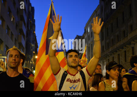 Barcelona, Spanien. 3. Oktober. ein Demonstrator hält einen katalanischen Flagge während des Protestes gegen die spanische Regierung und das Verhalten der Polizei während der katalanischen Referendums, am 1. Oktober, während des Generalstreiks, die weit gefolgt wurde. Credit: laia Ros padulles/alamy leben Nachrichten Stockfoto