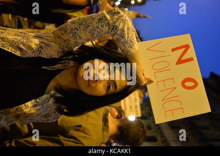 Barcelona, Spanien. 3. Oktober. ein Demonstrator hält ein Zeichen gegen Gewalt während des Protestes gegen die spanische Regierung und das Verhalten der Polizei während der katalanischen Referendums, am 1. Oktober, während des Generalstreiks, die weit gefolgt wurde. Credit: laia Ros padulles/alamy leben Nachrichten Stockfoto