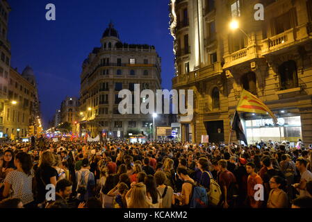 Barcelona, Spanien. 3. Oktober. die Demonstranten protestieren gegen die spanische Regierung und das Verhalten der Polizei während der katalanischen Referendums, am 1. Oktober, während des Generalstreiks, die weit gefolgt wurde. Credit: laia Ros padulles/alamy leben Nachrichten Stockfoto