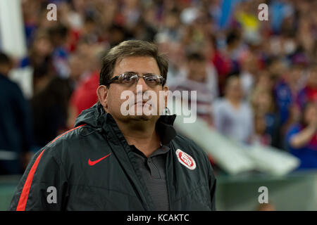 Curitiba, Brasilien. Oktober 2017. Internacional Guto Ferreira Trainer während des Paraná Clube x Internacional RS, Spiel gültig für die 28. Runde der brasilianischen Meisterschaft Serie B, ausgetragen in der Arena da Baixada in Curitiba, PR. Quelle: Reinaldo Reginato/FotoArena/Alamy Live News Stockfoto