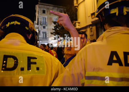 Barcelona, Spanien. 3. Oktober. ein Demonstrator der Mittelfinger nacional Hauptsitz in Barcelona zu Policía während des Protestes gegen die spanische Regierung und das Verhalten der Polizei während der katalanischen Referendum zeigt, am 1. Oktober, während des Generalstreiks, die weit gefolgt wurde. Credit: laia Ros padulles/alamy leben Nachrichten Stockfoto