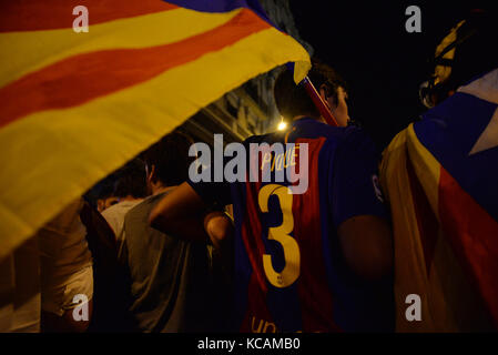 Barcelona, Spanien. 3. Oktober. ein Demonstrator trägt ein Barcelona Fußball Team T-Shirt mit den Namen der Spieler Gerard Piqué während der Protest gegen die spanische Regierung und das Verhalten der Polizei während der katalanischen Referendums, am 1. Oktober, während des Generalstreiks, die weit gefolgt wurde. Credit: laia Ros padulles/alamy leben Nachrichten Stockfoto