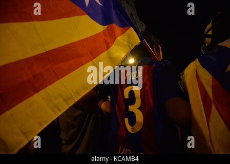 Barcelona, Spanien. 3. Oktober. ein Demonstrator trägt ein Barcelona Fußball Team T-Shirt mit den Namen der Spieler Gerard Piqué während der Protest gegen die spanische Regierung und das Verhalten der Polizei während der katalanischen Referendums, am 1. Oktober, während des Generalstreiks, die weit gefolgt wurde. Credit: laia Ros padulles/alamy leben Nachrichten Stockfoto