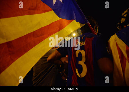 Barcelona, Spanien. 3. Oktober. ein Demonstrator trägt ein Barcelona Fußball Team T-Shirt mit den Namen der Spieler Gerard Piqué während der Protest gegen die spanische Regierung und das Verhalten der Polizei während der katalanischen Referendums, am 1. Oktober, während des Generalstreiks, die weit gefolgt wurde. Credit: laia Ros padulles/alamy leben Nachrichten Stockfoto