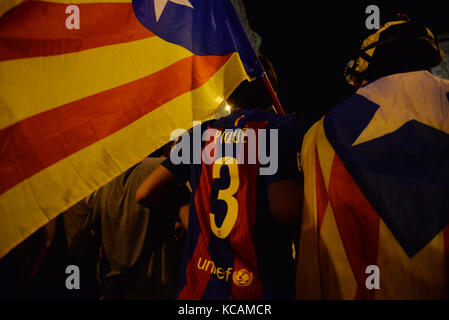 Barcelona, Spanien. 3. Oktober. ein Demonstrator trägt ein Barcelona Fußball Team T-Shirt mit den Namen der Spieler Gerard Piqué während der Protest gegen die spanische Regierung und das Verhalten der Polizei während der katalanischen Referendums, am 1. Oktober, während des Generalstreiks, die weit gefolgt wurde. Credit: laia Ros padulles/alamy leben Nachrichten Stockfoto