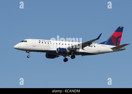 Richmond, British Columbia, Kanada. 2. Okt, 2017. dreieckschaltung Embraer ERJ -170-200 175 (LR) Schmalrumpfflugzeuge Single-aisle-Regional Jet Airliner auf endgültige Landeanflug. Die airliner ist im Besitz von Kompass Airlines unter Vertrag mit Delta Air Lines betrieben. Credit: bayne Stanley/zuma Draht/alamy leben Nachrichten Stockfoto