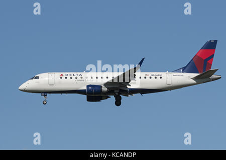 Richmond, British Columbia, Kanada. 2. Okt, 2017. dreieckschaltung Embraer ERJ -170-200 175 (LR) Schmalrumpfflugzeuge Single-aisle-Regional Jet Airliner auf endgültige Landeanflug. Die airliner ist im Besitz von Kompass Airlines unter Vertrag mit Delta Air Lines betrieben. Credit: bayne Stanley/zuma Draht/alamy leben Nachrichten Stockfoto