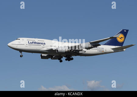 Richmond, British Columbia, Kanada. Oktober 2017. Ein Lufthansa Boeing 747-400 (D-ABVM) Großraumflugzeug im Endanflug zur Landung. Quelle: Bayne Stanley/ZUMA Wire/Alamy Live News Stockfoto