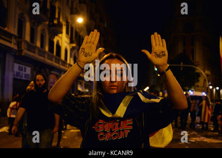 Barcelona, Spanien. 3. Oktober. Ein junges Mädchen, das das Wort "schrieb genug' in den Händen sowohl in Katalanisch und Spanisch, Proteste gegen die spanische Regierung und das Verhalten der Polizei während der katalanischen Referendums, am 1. Oktober, während des Generalstreiks, die weit gefolgt wurde. Credit: laia Ros padulles/alamy leben Nachrichten Stockfoto