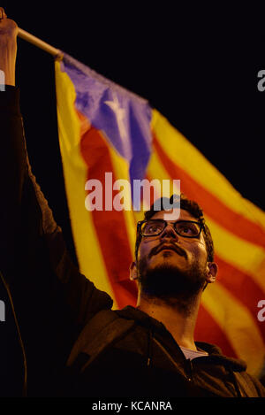 Barcelona, Spanien. 3. Oktober. ein Demonstrator hält ein städtischer Abgeordneter für die katalanische Flagge während des Protestes gegen die spanische Regierung und das Verhalten der Polizei während der katalanischen Referendums, am 1. Oktober, während des Generalstreiks, die weit gefolgt wurde. Credit: laia Ros padulles/alamy leben Nachrichten Stockfoto