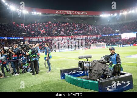 Paris, Frankreich. September 2017. TV Kamera und Fotografen im Prinzenspark Stadion, im Hintergrund die Fantribuene von Paris St. Germain, Parc des Princes, ICI C EST Paris - das ist Paris, Fussball Champions League, Vorrunde 2. Spieltag, Gruppe B, Paris St. Germain - FC Bayern München (M) 3:0, am 27.09.2017 in Paris/Frankreich. |Nutzung weltweit Guthaben: dpa/Alamy Live News Stockfoto