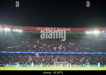 Paris, Frankreich. September 2017. Fantribuene von Paris St. Germain im Prinzenspark Stadion, Parc des Princes, ICI C EST Paris - das ist Paris, Fussball Champions League, Vorrunde 2. Spieltag, Gruppe B, Paris St. Germain - FC Bayern München (M) 3:0, am 27.09.2017 in Paris/Frankreich. |Nutzung weltweit Guthaben: dpa/Alamy Live News Stockfoto