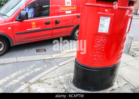 Wimbledon London, UK. 4. Okt, 2017. Royal Mail Personal haben für industrielle Streikaktionen in ein Streit ueber die Pensionen und Pay gestimmt. Als 110.000 Mitglieder der (cwu) communications Workers Union ihre Stimme abgegeben, und 89% sichern einen Streik Credit: Amer ghazzal/alamy leben Nachrichten Stockfoto