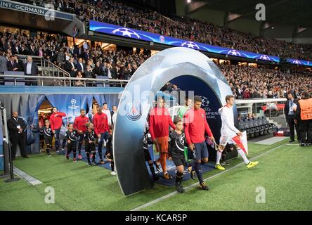 EInlauf der Mannschaften in das Prinzenspark Stadion, mit von vorne rechts Kapitaen Thomas MÜLLER (Müller, M) und Thiago SILVA (Paris), Parc des Princes. Fussball Champions League, Vorrunde 2. Spieltag, Gruppe B, Paris St. Germain - FC Bayern München (M) 3:0, am 27.09.2017 in Paris/Frankreich. |Nutzung weltweit Stockfoto