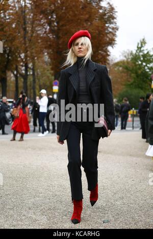 Bloggerin Linda Tol posiert außerhalb der sacai Runway Show während der Paris Fashion Week - 2. Oktober 2017 - Foto: Runway Manhattan/Valentina Ranieri ***nur für redaktionelle Zwecke*** | Nutzung weltweit Stockfoto