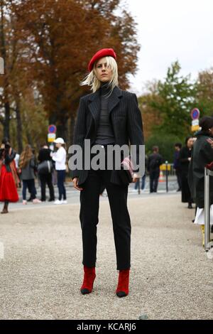 Bloggerin Linda Tol posiert außerhalb der sacai Runway Show während der Paris Fashion Week - 2. Oktober 2017 - Foto: Runway Manhattan/Valentina Ranieri ***nur für redaktionelle Zwecke*** | Nutzung weltweit Stockfoto