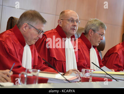 Karlsruhe, Deutschland. Oktober 2017. Der erste Senat des Bundesverfassungsgerichts (L-R) Wilhelm Schluckebier, Ferdinand Kirchhof (Vorsitz) und Michael Eichberger eröffnen am 4. Oktober 2017 in Karlsruhe die Verhandlung in der Sache Numerus clausus zum Studium der Humanmedizin. Quelle: Uli Deck/dpa/Alamy Live News Stockfoto