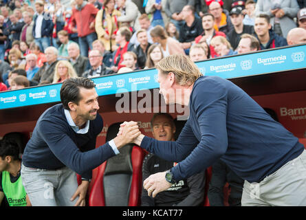 Manager Jonas BOLDT l. (Lev) begruesst Trainer Markus GISDOL (HH), Handshake, Fussball 1. Bundesliga, 6. Spieltag, Bayer 04 Leverkusen (LEV) - HSV Hamburg (HH) 3:0, am 24.09.2017 in Leverkusen/Deutschland. |Nutzung weltweit Stockfoto