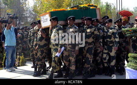 Srinagar, Kashmir. 4. Oktober 2017. indischen Grenze Sicherheit Kraft (BSF) Soldaten der Sarg von den Erschlagenen Kollegen tragen, während mit einer Kranzniederlegung seines getöteten Kollegen am Stadtrand von Srinagar. Ein grenzwachtkorps Offizier zusammen mit drei mutmassliche Militante, wenn eine Gruppe von Rebellen kämpfen eine paramilitärische Camp in der Nähe des Flughafens Dienstag stürmte getötet wurde. Oktober. © sofi Suhail/alamy leben Nachrichten Stockfoto