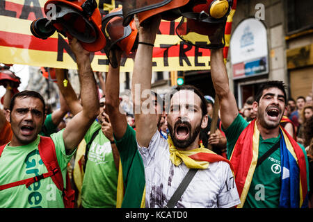 Barcelona, Spanien. Oktober 2017. Demonstranten auf den Straßen während eines Generalstreiks in Barcelona, Spanien, 3. Oktober 2017. Massive und friedliche Demonstration gegen die Gewalt, die von der Nationalen Polizei und der Zivilgarde Staatssicherheit Corps am 1. Oktober 2017 in der Abstimmung des katalanischen Volkes für die Unabhängigkeit Kataloniens angewendet. Stockfoto