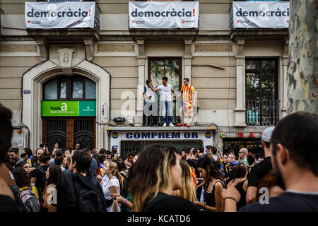 Barcelona, Spanien. Oktober 2017. Demonstranten auf den Straßen während eines Generalstreiks in Barcelona, Spanien, 3. Oktober 2017. Massive und friedliche Demonstration gegen die Gewalt, die von der Nationalen Polizei und der Zivilgarde Staatssicherheit Corps am 1. Oktober 2017 in der Abstimmung des katalanischen Volkes für die Unabhängigkeit Kataloniens angewendet. Stockfoto