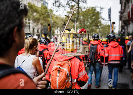 Barcelona, Spanien. Oktober 2017. Demonstranten auf den Straßen während eines Generalstreiks in Barcelona, Spanien, 3. Oktober 2017. Massive und friedliche Demonstration gegen die Gewalt, die von der Nationalen Polizei und der Zivilgarde Staatssicherheit Corps am 1. Oktober 2017 in der Abstimmung des katalanischen Volkes für die Unabhängigkeit Kataloniens angewendet. Stockfoto