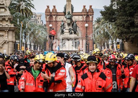 Barcelona, Spanien. Oktober 2017. Demonstranten auf den Straßen während eines Generalstreiks in Barcelona, Spanien, 3. Oktober 2017. Massive und friedliche Demonstration gegen die Gewalt, die von der Nationalen Polizei und der Zivilgarde Staatssicherheit Corps am 1. Oktober 2017 in der Abstimmung des katalanischen Volkes für die Unabhängigkeit Kataloniens angewendet. Stockfoto