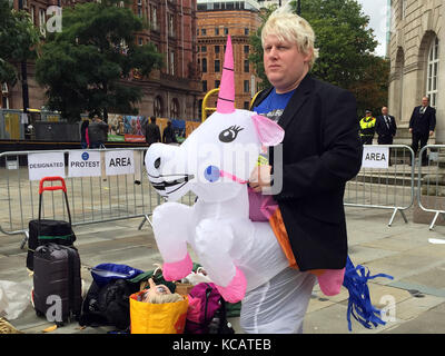 Manchester, Großbritannien. Oktober 2017. Boris Johnson Imitator Drew Galdron aus London protestierte vor der Konservativen Parteikonferenz in Manchester, Großbritannien, am 1. Oktober 2017 gegen den Brexit. Quelle: Christoph Meyer/dpa/Alamy Live News Stockfoto