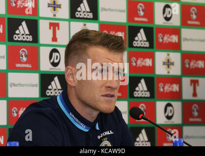 Belfast, Nordirland. 4. Okt 2017. Nationale Fußball-Stadion im Windsor Park von Belfast Nordirland. 04. Oktober 2017. Nordirland Kapitän Steven Davis auf der heutigen Pressekonferenz. Nordirland spielen ihr WM-Qualifikationsspiel gegen Deutschland morgen Abend. Quelle: David Hunter/Alamy Leben Nachrichten. Stockfoto