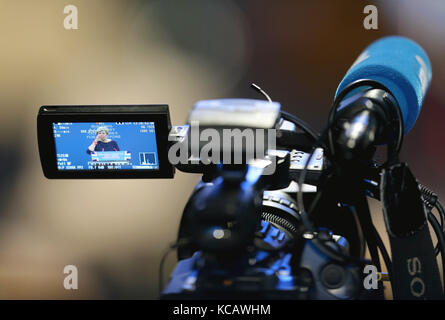 Manchester, Großbritannien. Okt. 2017. TV Camera Monitoring Theresa May Speech Conservative Party Conference 2017 Manchester Central, Manchester, England 04. Oktober 2017 Die Conservative Party Conference 2017 In Manchester Central, Manchester, England Credit: Allstar Picture Library/Alamy Live News Stockfoto