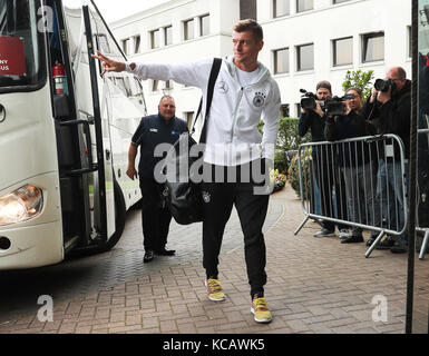 Belfast, Großbritannien. 4. Oktober 2017. Der deutsche Fußballspieler Toni Kroos steigt aus dem Bus aus und geht vor dem WM-Qualifikationsspiel zwischen Nordirland und Deutschland in Belfast, Großbritannien, am 4. Oktober 2017 ins Mannschaftshotel. Quelle: Christian Charisius/dpa/Alamy Live News Stockfoto