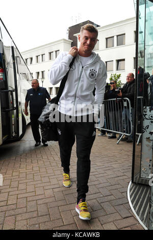 Belfast, Großbritannien. 4. Oktober 2017. Der deutsche Fußballspieler Toni Kroos steigt aus dem Bus aus und geht vor dem WM-Qualifikationsspiel zwischen Nordirland und Deutschland in Belfast, Großbritannien, am 4. Oktober 2017 ins Mannschaftshotel. Quelle: Christian Charisius/dpa/Alamy Live News Stockfoto