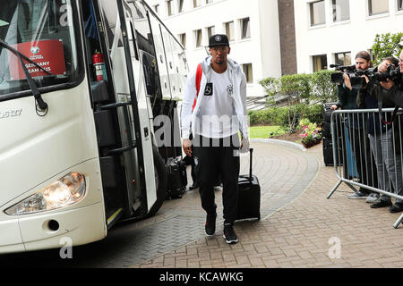 Belfast, Großbritannien. Oktober 2017. Der Deutsche Jerome Boateng steigt aus dem Bus aus und fährt vor dem Qualifikationsspiel der Fußball-Weltmeisterschaft zwischen Nordirland und Deutschland am 4. Oktober 2017 in Belfast, Großbritannien, zum Team-Hotel. Quelle: Christian Charisius/dpa/Alamy Live News Stockfoto