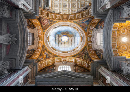 Eine der Decken im Petersdom in der Vatikanstadt in Rom. Stockfoto