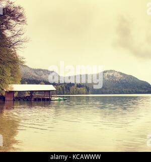 Holzdach für Reise Urlaub Tretboote. Holiday Resort am Ufer des wunderschönen alpinen See Stockfoto