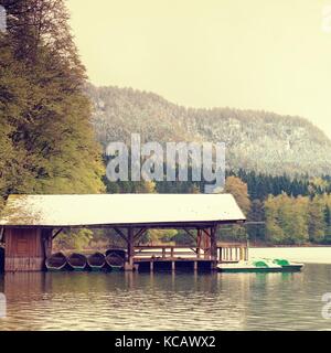 Holzdach für Reise Urlaub Tretboote. Holiday Resort am Ufer des wunderschönen alpinen See Stockfoto