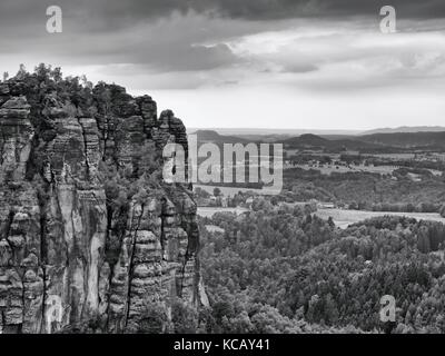 Herbst am Abend Blick auf sandsteinfelsen Tal der Sächsische Schweiz zu fallen. Sandstein Gipfel und Hügel von bunten Hintergrund erhöht. Stockfoto