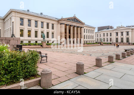 Blick auf die Straße von der Universität Oslo der Juristischen Fakultät, Domus Medien, Oslo, Norwegen. Berühmt für das Munch Wandmalereien Interieur. Stockfoto