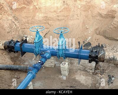 500 mm Wasser trinken Rohre verbunden mit neuen blauen Schieber und neuen schwarzen Mitglieder. Fertig repariert Rohrleitungen warten zum Abdecken von Clay Stockfoto