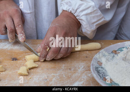 Vorbereitung von Rohstoffen hausgemachte kleine italienische Knödel: Gnocchi auf Holz Schneidebrett Stockfoto