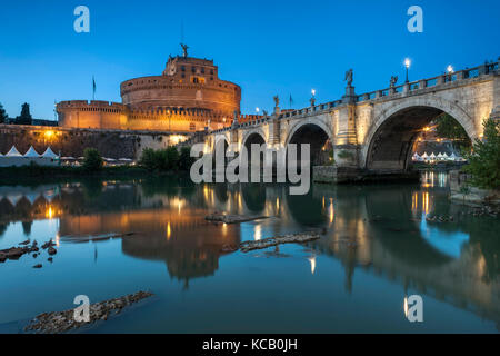 Das Mausoleum des Hadrian (aka Castel Sant'Angelo) und den Fluss Tiber in Rom in der Abenddämmerung. Stockfoto