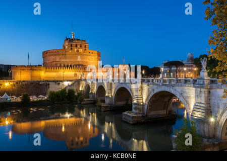 Das Mausoleum des Hadrian (aka Castel Sant'Angelo) und den Fluss Tiber in Rom in der Abenddämmerung. Stockfoto