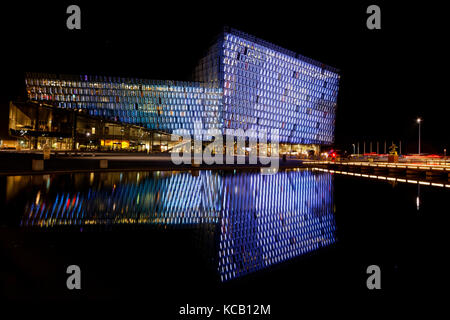 REYKJAVIK, ISLAND, 8. März 2016 : Harpa ist eine Konzerthalle und ein Konferenzzentrum in Reykjavik. Die Struktur besteht aus einem Stahlrahmen, der mit verkleidet ist Stockfoto