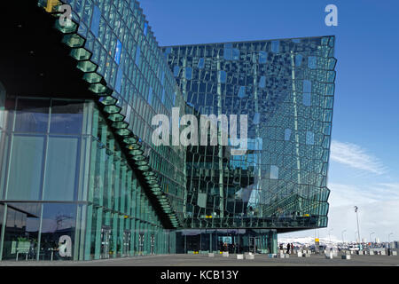 REYKJAVIK, ISLAND, 8. März 2016 : Harpa ist eine Konzerthalle und ein Konferenzzentrum in Reykjavik. Die Struktur besteht aus einem Stahlrahmen, der mit verkleidet ist Stockfoto