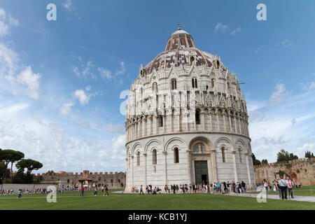 PISA, ITALIEN, 15. September 2015 : Baptisterium des heiligen Johannes in Pisa auf der Piazza dei Miracoli. Piazza del Duomo ist eine breite ummauerte Gegend in Pisa, Stockfoto