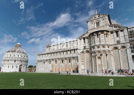 PISA, ITALIEN, 15. September 2015 : das Herz der Piazza del Duomo von Pisa ist der Dom, die mittelalterliche Kathedrale der Erzdiözese Pisa, mit dem Titel Stockfoto