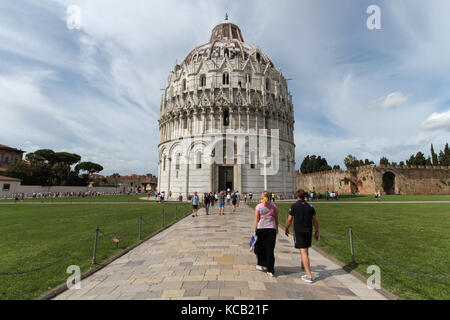 PISA, ITALIEN, 15. September 2015 : Baptisterium des heiligen Johannes in Pisa auf der Piazza dei Miracoli. Piazza del Duomo ist eine breite ummauerte Gegend in Pisa, Stockfoto